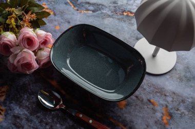 Koyu mermer arka planda günlük ev aletleri