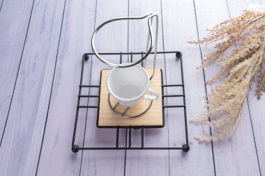 Ahşap arka planda günlük ev aletleri