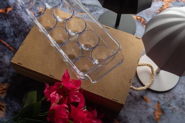 Koyu mermer arka planda günlük ev aletleri