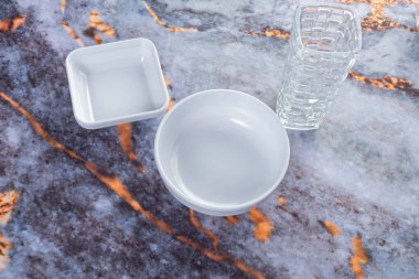 Koyu mermer arka planda günlük ev aletleri