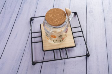 Ahşap arka planda günlük ev aletleri