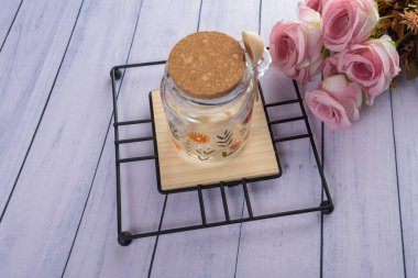 Ahşap arka planda günlük ev aletleri