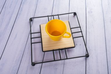 Ahşap arka planda günlük ev aletleri