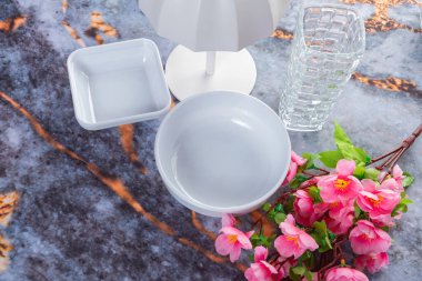 Koyu mermer arka planda günlük ev aletleri