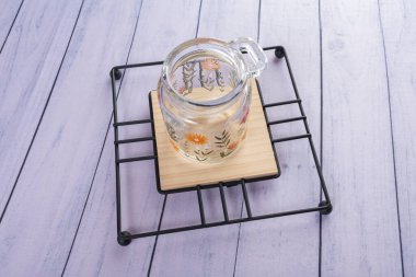 Ahşap arka planda günlük ev aletleri