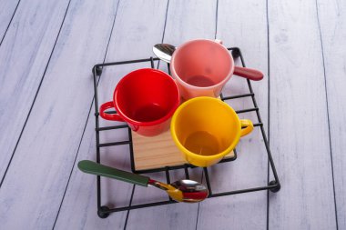 Ahşap arka planda günlük ev aletleri