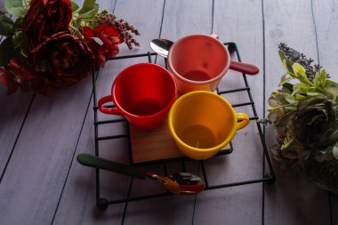 Ahşap arka planda günlük ev aletleri