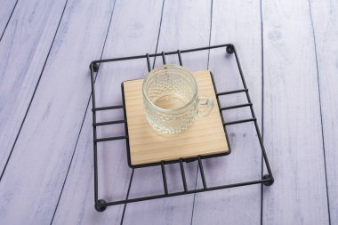 Ahşap arka planda günlük ev aletleri