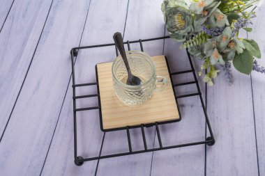 Ahşap arka planda günlük ev aletleri