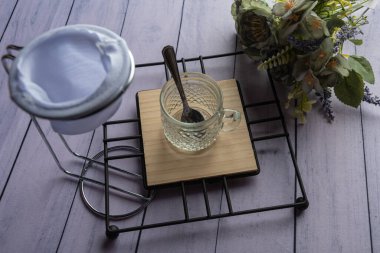 Ahşap arka planda günlük ev aletleri