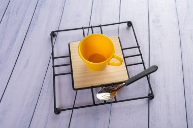 Ahşap arka planda günlük ev aletleri