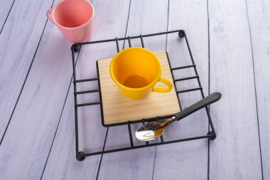 Ahşap arka planda günlük ev aletleri