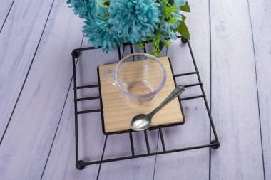 Ahşap arka planda günlük ev aletleri