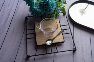 Ahşap arka planda günlük ev aletleri