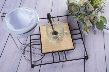 Ahşap arka planda günlük ev aletleri