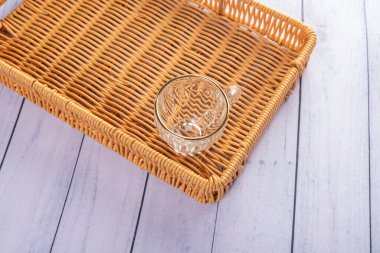 Ahşap arka planda günlük ev aletleri