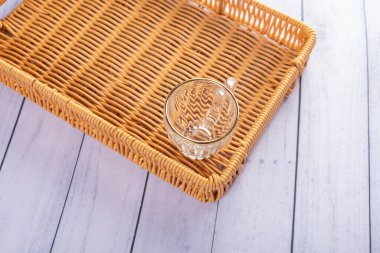 Ahşap arka planda günlük ev aletleri