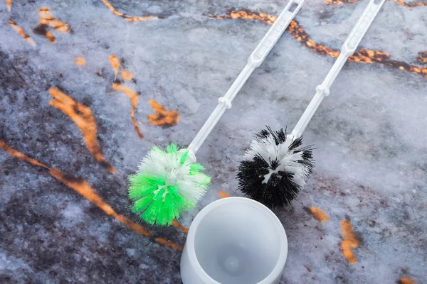 Koyu mermer arkaplana yerleştirilmiş çamaşırhane araçları