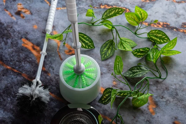 Koyu mermer arkaplana yerleştirilmiş çamaşırhane araçları