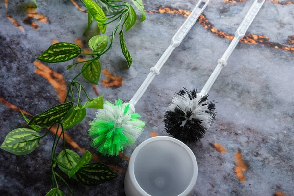 Koyu mermer arkaplana yerleştirilmiş çamaşırhane araçları