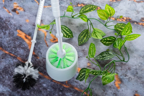 Koyu mermer arkaplana yerleştirilmiş çamaşırhane araçları