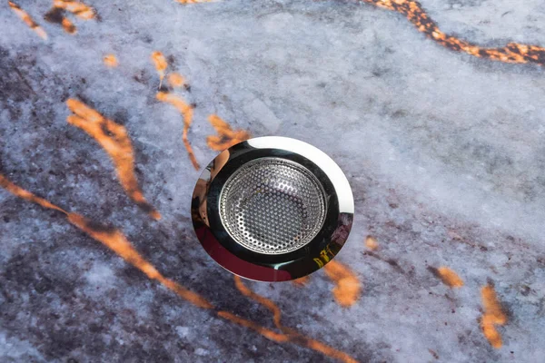 Koyu mermer arkaplana yerleştirilmiş çamaşırhane araçları