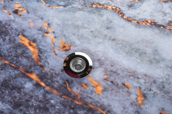 Koyu mermer arkaplana yerleştirilmiş çamaşırhane araçları