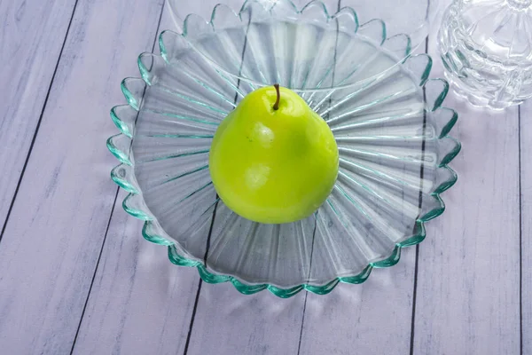 Ahşap masada renkli meyve gösterisi