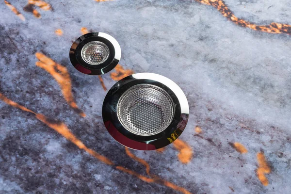 Koyu mermer arkaplana yerleştirilmiş çamaşırhane araçları