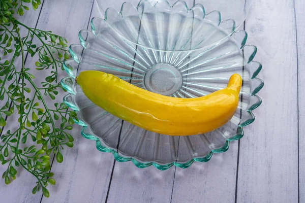 Ahşap masada renkli meyve gösterisi