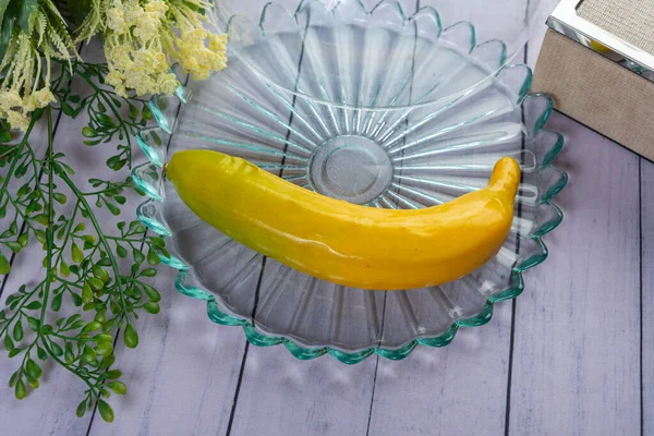 Ahşap masada renkli meyve gösterisi