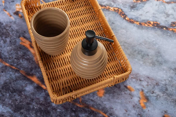 Koyu mermer arka planda her gün banyo aletleri