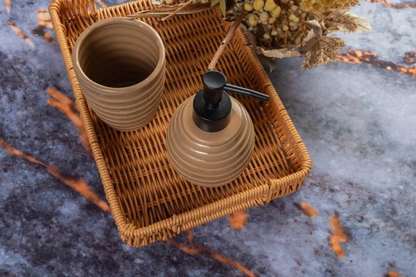 Koyu mermer arka planda her gün banyo aletleri