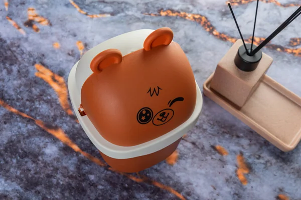 Koyu mermer arka planda her gün banyo aletleri