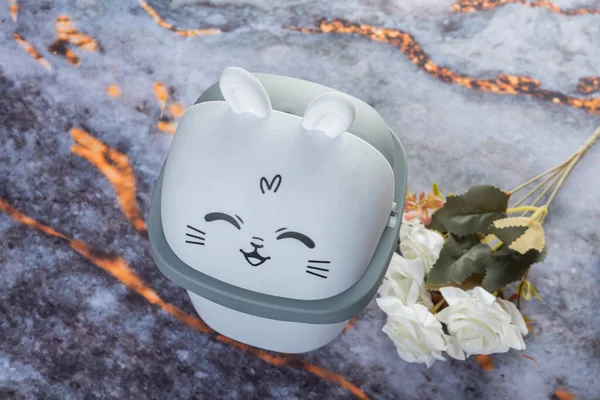 Koyu mermer arka planda her gün banyo aletleri