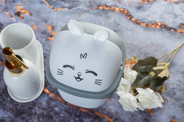 Koyu mermer arka planda her gün banyo aletleri