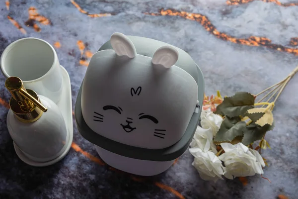 Koyu mermer arka planda her gün banyo aletleri