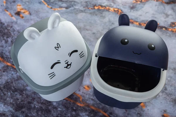 Koyu mermer arka planda her gün banyo aletleri