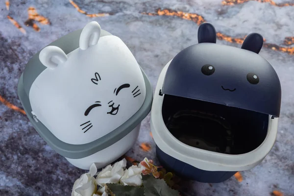 Koyu mermer arka planda her gün banyo aletleri