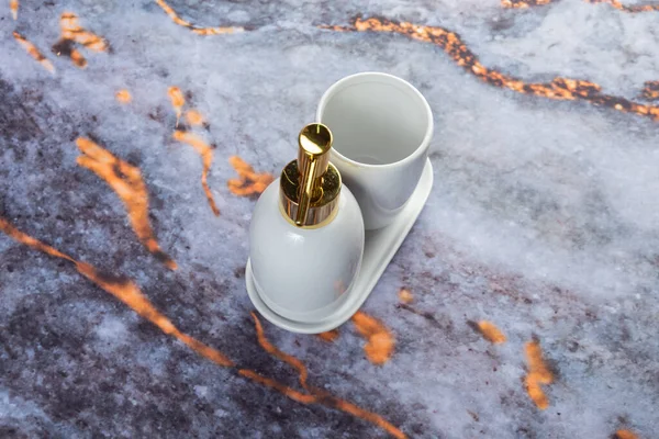 Koyu mermer arka planda her gün banyo aletleri