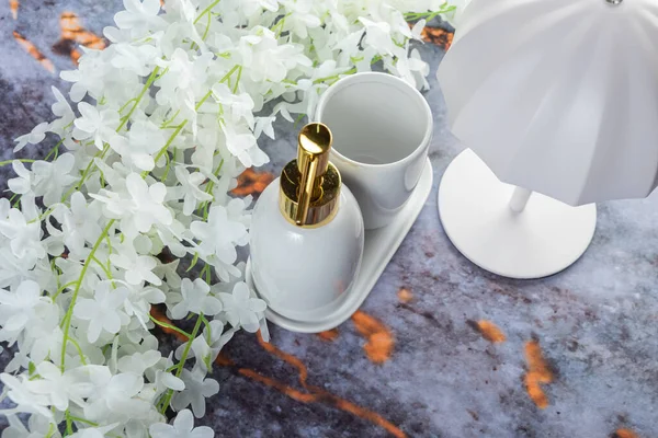 Koyu mermer arka planda her gün banyo aletleri