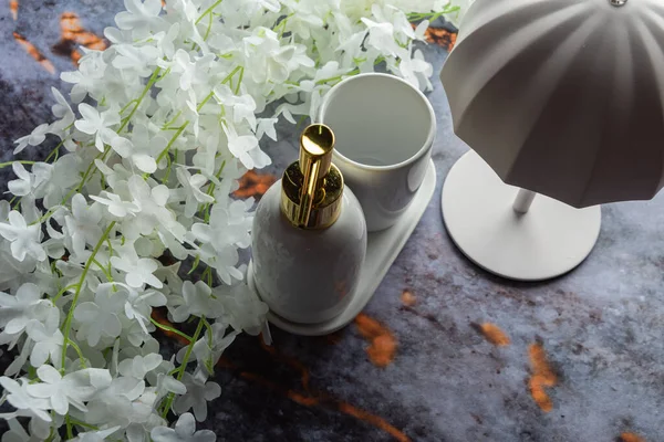 Koyu mermer arka planda her gün banyo aletleri