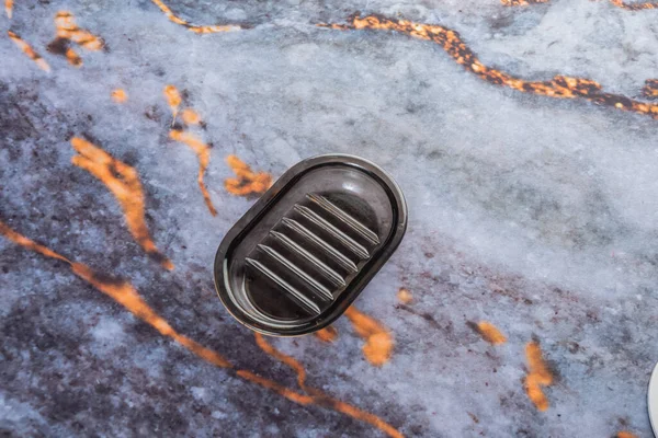 Koyu mermer arka planda her gün banyo aletleri