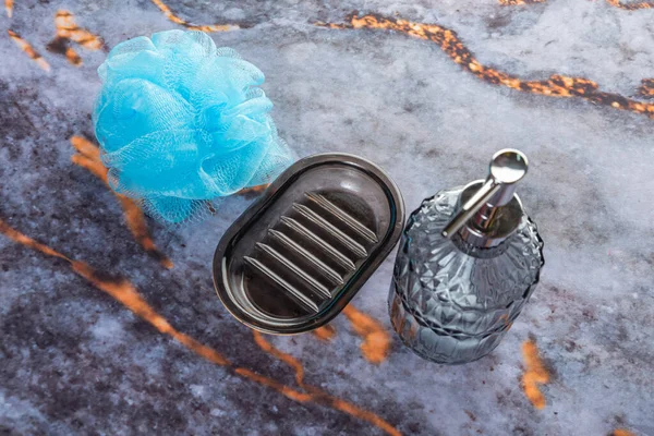 Koyu mermer arka planda her gün banyo aletleri