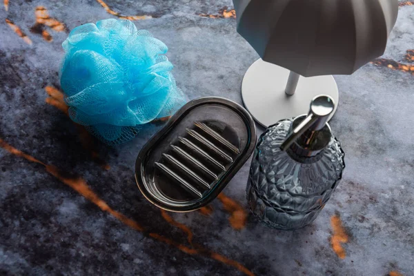 Koyu mermer arka planda her gün banyo aletleri