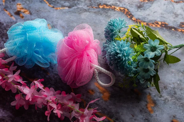 Koyu mermer arka planda her gün banyo aletleri