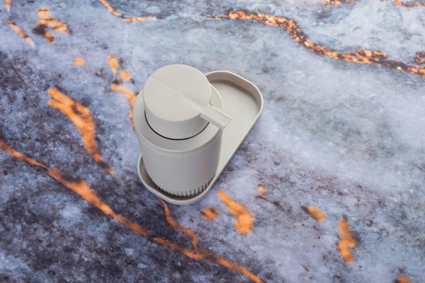 Koyu mermer arka planda her gün banyo aletleri