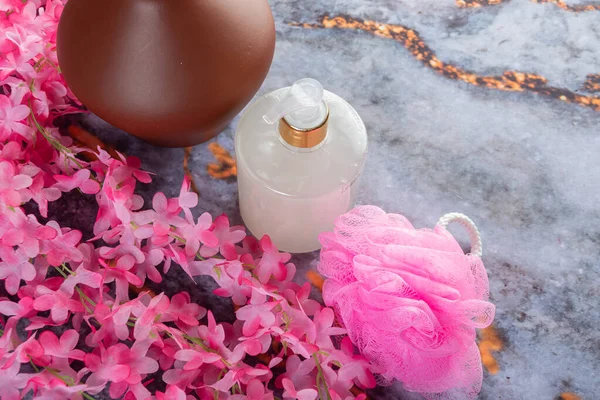 Koyu mermer arka planda her gün banyo aletleri