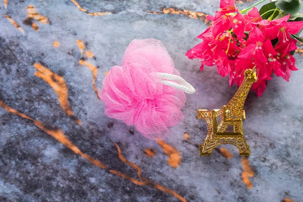 Koyu mermer arka planda her gün banyo aletleri