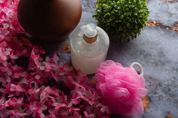 Koyu mermer arka planda her gün banyo aletleri